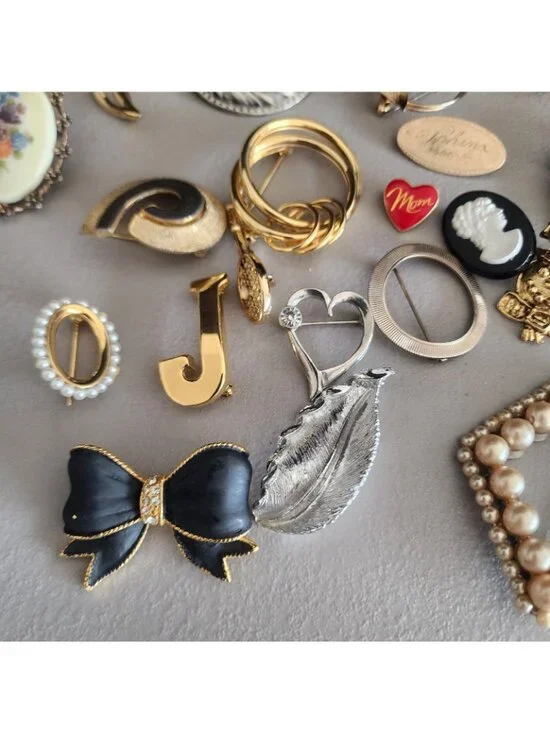 Vintage Brooch Pin Lot - Assorted Styles, Pearl, Enamel, Gold Tone - Picture 5 of 8